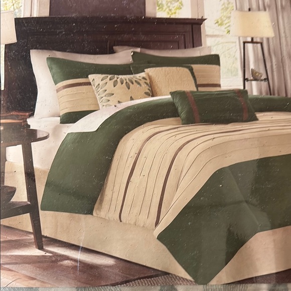 Elegant Green and Cream Bedding Set - Picture 1 of 2
